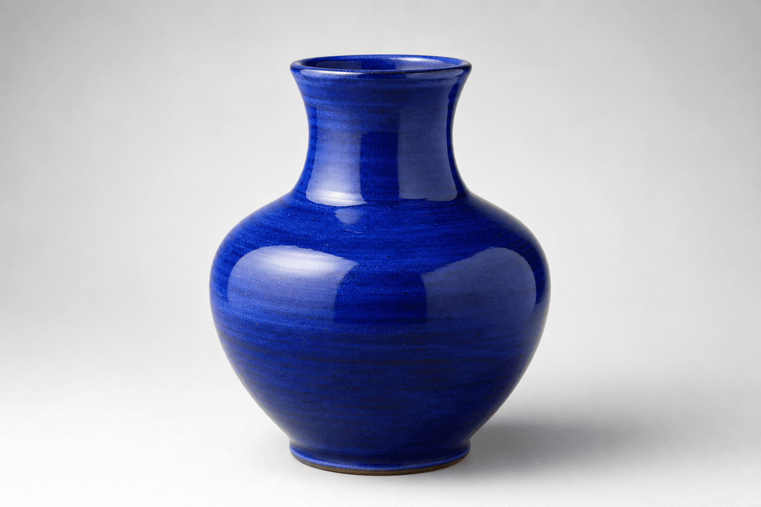 Vase tourné bleu cobalt
